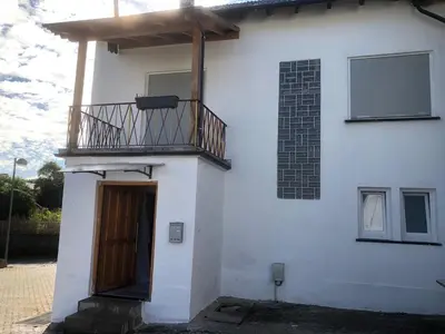 Das Gebäude in dem sich das Ferienhaus befindet