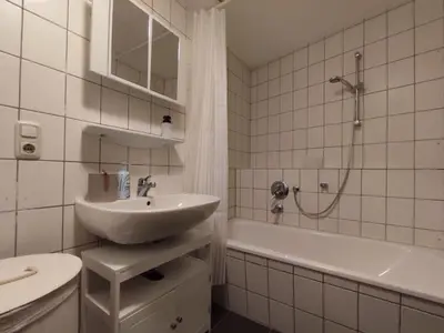 Ein Badezimmer in der Unterkunft FeWo Innenstadt mit Dachterasse, Grill, bis 8 Personen, 3 SZ