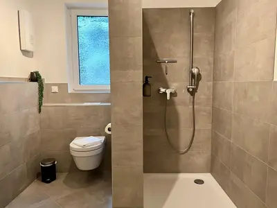 Ein Badezimmer in der Unterkunft BIG bis zu 10 Gästen Moselblick ad Reichsburg 100m Marktplatz