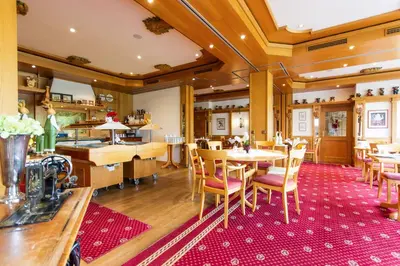 Ein Restaurant oder anderes Speiselokal in der Unterkunft Hotel Bären