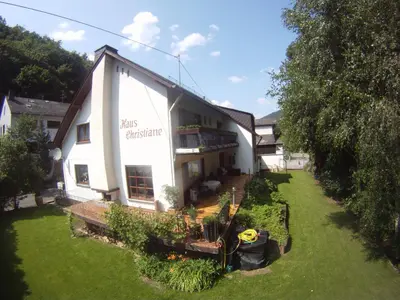 Ein Garten an der Unterkunft Mosel-Pension Gästehaus Christiane, Brodenbach