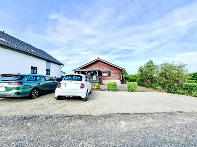 Das Gebäude in dem sich das Ferienhaus befindet