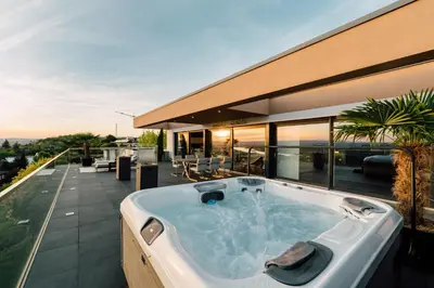 Der Swimmingpool an oder in der Nähe von Traumblick trifft Luxus!