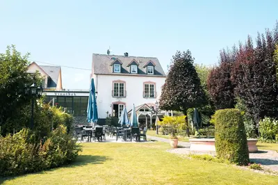 Ein Garten an der Unterkunft Weingut Lehnert-Veit Gutshotel
