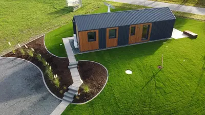 Das Gebäude in dem sich das Ferienhaus befindet