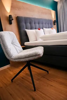 Ein Sitzbereich in der Unterkunft NaturPurHotel Maarblick