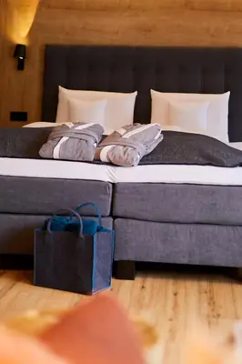 Ein Bett oder Betten in einem Zimmer der Unterkunft NaturPurHotel Maarblick