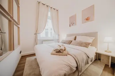Ein Bett oder Betten in einem Zimmer der Unterkunft LLR Design Apartment - Sienna Beige im Zentrum von Koblenz