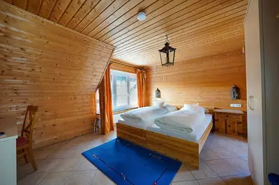 Ein Bett oder Betten in einem Zimmer der Unterkunft Gästehaus Fuchshof