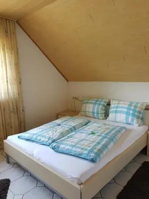 Ein Bett oder Betten in einem Zimmer der Unterkunft Ferienwohnung Weingut Sanders & Sanders