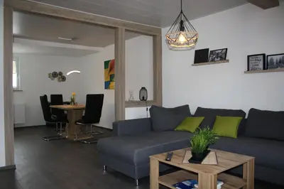 Ein Sitzbereich in der Unterkunft Ferienwohnung zur Trübenbach