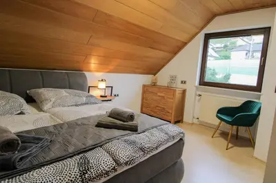 Ein Bett oder Betten in einem Zimmer der Unterkunft Stilvolle Wellness-Ferienwohnung in Neef Whirlpool, Sauna, Grill, Fitness, Billard & Moselblick
