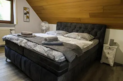 Ein Bett oder Betten in einem Zimmer der Unterkunft Stilvolle Wellness-Ferienwohnung in Neef Whirlpool, Sauna, Grill, Fitness, Billard & Moselblick