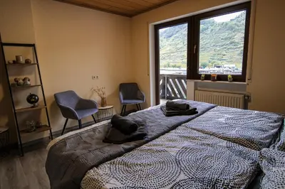 Ein Bett oder Betten in einem Zimmer der Unterkunft Stilvolle Wellness-Ferienwohnung in Neef Whirlpool, Sauna, Grill, Fitness, Billard & Moselblick