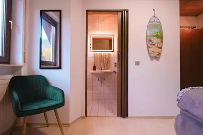 Ein Badezimmer in der Unterkunft Stilvolle Wellness-Ferienwohnung in Neef Whirlpool, Sauna, Grill, Fitness, Billard & Moselblick