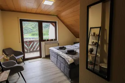 Ein Bett oder Betten in einem Zimmer der Unterkunft Stilvolle Wellness-Ferienwohnung in Neef Whirlpool, Sauna, Grill, Fitness, Billard & Moselblick