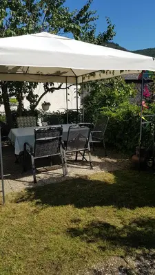Ein Garten an der Unterkunft Ferienwohnung an der historischen Stadtmauer