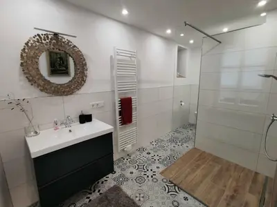 Ein Badezimmer in der Unterkunft Das Kirch24 - DAS Ferienhaus in Heidenburg