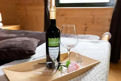 Getränke in der Unterkunft 5 Sterne Ferienhaus Tommy mit Kamin, Seeblick und großer Terrasse
