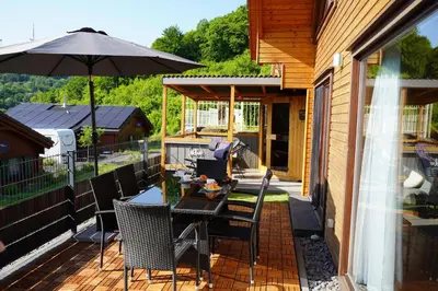 Ein Balkon oder eine Terrasse in der Unterkunft 5 Sterne Ferienhaus Tommy mit Kamin, Seeblick und großer Terrasse