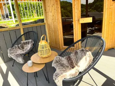Ein Balkon oder eine Terrasse in der Unterkunft 5 Sterne Ferienhaus Tommy mit Kamin, Seeblick und großer Terrasse