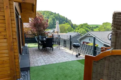 Ein allgemeiner Bergblick oder ein Berglick von des Ferienhauses aus
