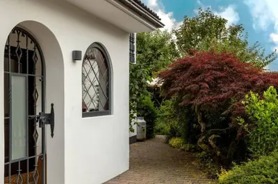 Ein Garten an der Unterkunft Adenauer Zwölf - Das 5 Sterne Ferienhaus mit Sauna und Garten am Eifelsteig