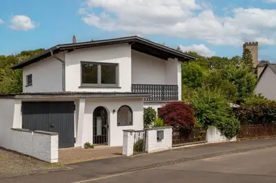 Das Gebäude in dem sich das Ferienhaus befindet