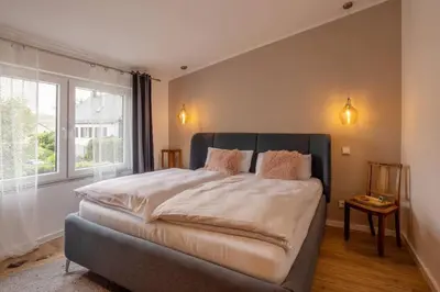 Ein Bett oder Betten in einem Zimmer der Unterkunft Adenauer Zwölf - Das 5 Sterne Ferienhaus mit Sauna und Garten am Eifelsteig