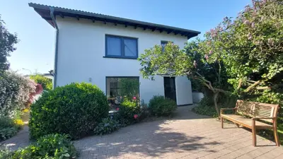 Ein Garten an der Unterkunft Adenauer Zwölf - Das 5 Sterne Ferienhaus mit Sauna und Garten am Eifelsteig