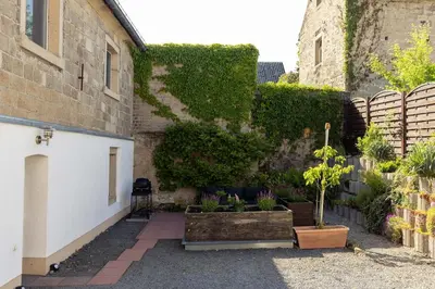 Ein Garten an der Unterkunft Vulkan-Lodge Ferienhaus