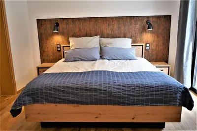 Ein Bett oder Betten in einem Zimmer der Unterkunft Haus Moselliebe - Charmantes Frühstücks Zimmer mit Balkon und Blick auf die Mosel. Raucherfreihaus