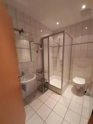 Ein Badezimmer in der Unterkunft Haus Moselliebe - Charmantes Frühstücks Zimmer mit Balkon und Blick auf die Mosel. Raucherfreihaus