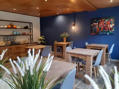 Ein Restaurant oder anderes Speiselokal in der Unterkunft Haus Moselliebe - Charmantes Frühstücks Zimmer mit Balkon und Blick auf die Mosel. Raucherfreihaus