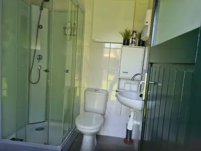 Ein Badezimmer in der Unterkunft Guesthouse Wallenborn - Caravan Chalet