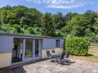 Ein Garten an der Unterkunft Bungalow auf dem Campingpark Waxweiler