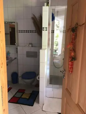 Ein Badezimmer in der Unterkunft Doppelzimmer mit Doppelbett und zusätzlicher einzelner Schlafgelegenheit