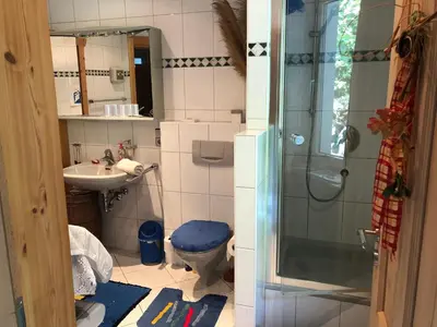 Ein Badezimmer in der Unterkunft Doppelzimmer mit Doppelbett und zusätzlicher einzelner Schlafgelegenheit