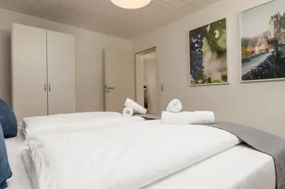 Ein Bett oder Betten in einem Zimmer der Unterkunft Riesling Appartement for 2 - 4 People - Billiards - Balcony with Mosel View - Parking - Wine Barrel Bar - Fully Equipped Kitchen - Netflix - WaipuTV - 3 km from Cochem