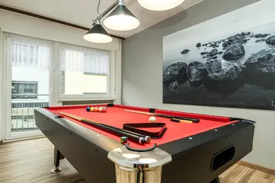 Ein Billardtisch in der Unterkunft Riesling Appartement for 2 - 4 People - Billiards - Balcony with Mosel View - Parking - Wine Barrel Bar - Fully Equipped Kitchen - Netflix - WaipuTV - 3 km from Cochem