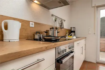 Küche/Küchenzeile in der Unterkunft Riesling Appartement for 2 - 4 People - Billiards - Balcony with Mosel View - Parking - Wine Barrel Bar - Fully Equipped Kitchen - Netflix - WaipuTV - 3 km from Cochem