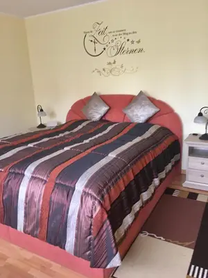 Ein Bett oder Betten in einem Zimmer der Unterkunft Gästehaus Nelles