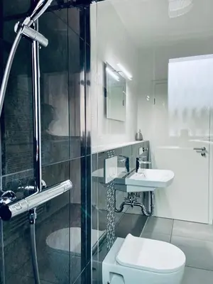 Ein Badezimmer in der Unterkunft Allegra Appartements, Region Bostalsee