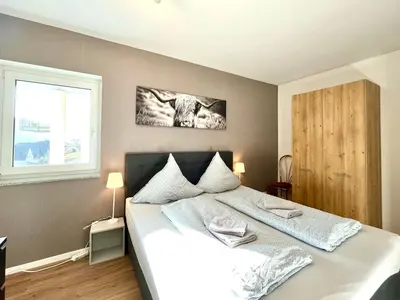 Ein Bett oder Betten in einem Zimmer der Unterkunft Ferienwohnung Moseltraum, 1-6 Pers, mit 3 Schlafzimmer und Panoramabalkon
