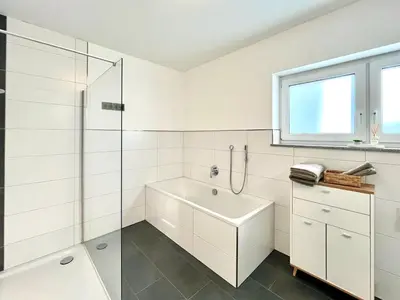 Ein Badezimmer in der Unterkunft Ferienwohnung Moseltraum, 1-6 Pers, mit 3 Schlafzimmer und Panoramabalkon