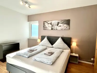 Ein Bett oder Betten in einem Zimmer der Unterkunft Ferienwohnung Moseltraum, 1-6 Pers, mit 3 Schlafzimmer und Panoramabalkon