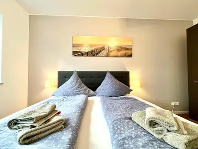 Ein Bett oder Betten in einem Zimmer der Unterkunft Ferienwohnung Moseltraum, 1-6 Pers, mit 3 Schlafzimmer und Panoramabalkon