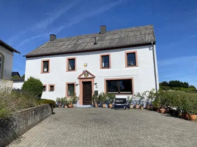 Das Gebäude in dem sich das Ferienhaus befindet