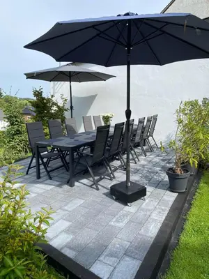 Ein Garten an der Unterkunft Haus in Esch