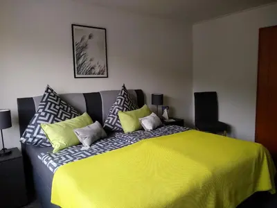 Ein Bett oder Betten in einem Zimmer der Unterkunft Ferienwohnung Lavendel